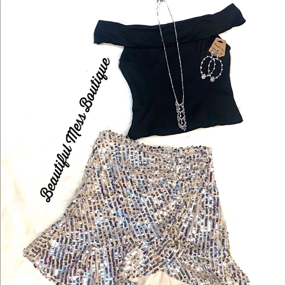 NWT Shoulders Out Top